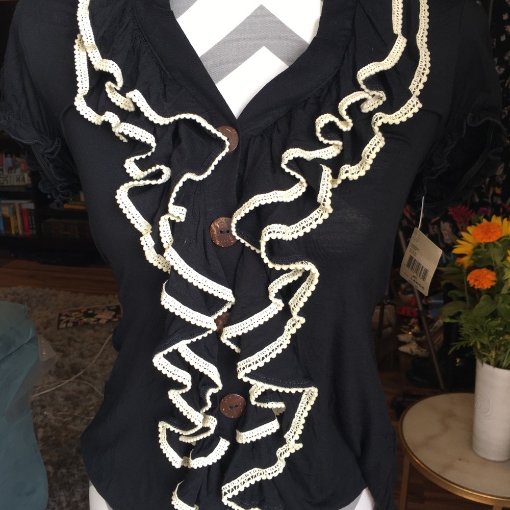 👸🏻Decided button up Ruffle top.🧚🏻‍♀️💅🏼👛💕💕 - Picture 4 of 7